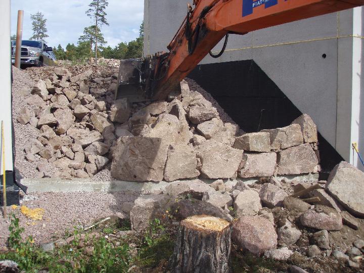 magnus borjat bygga stenmur tomt 2, 43117.JPG - Magnus börjat bygga stenmur.